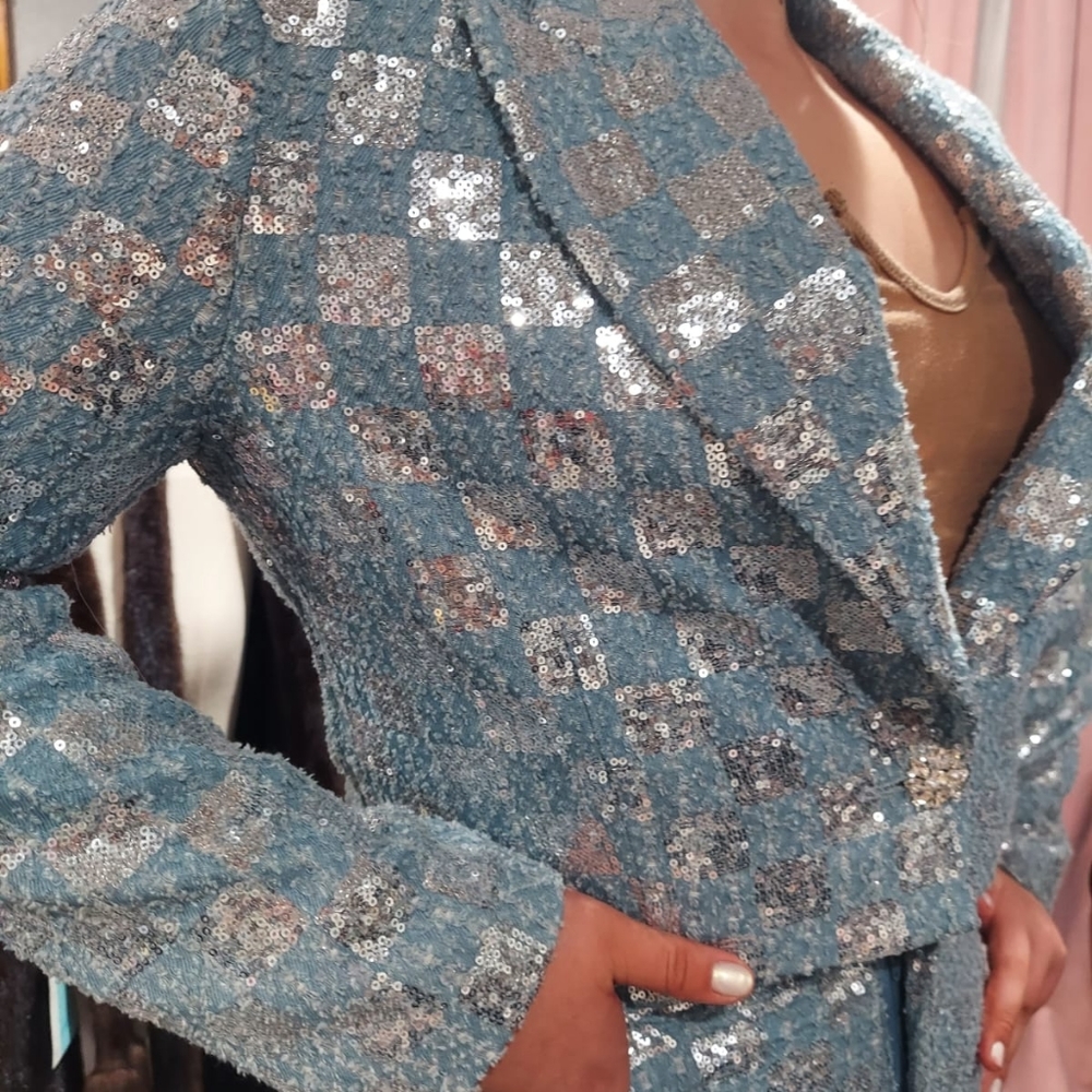 Line & dot sequence suit - Picture 14 of 15